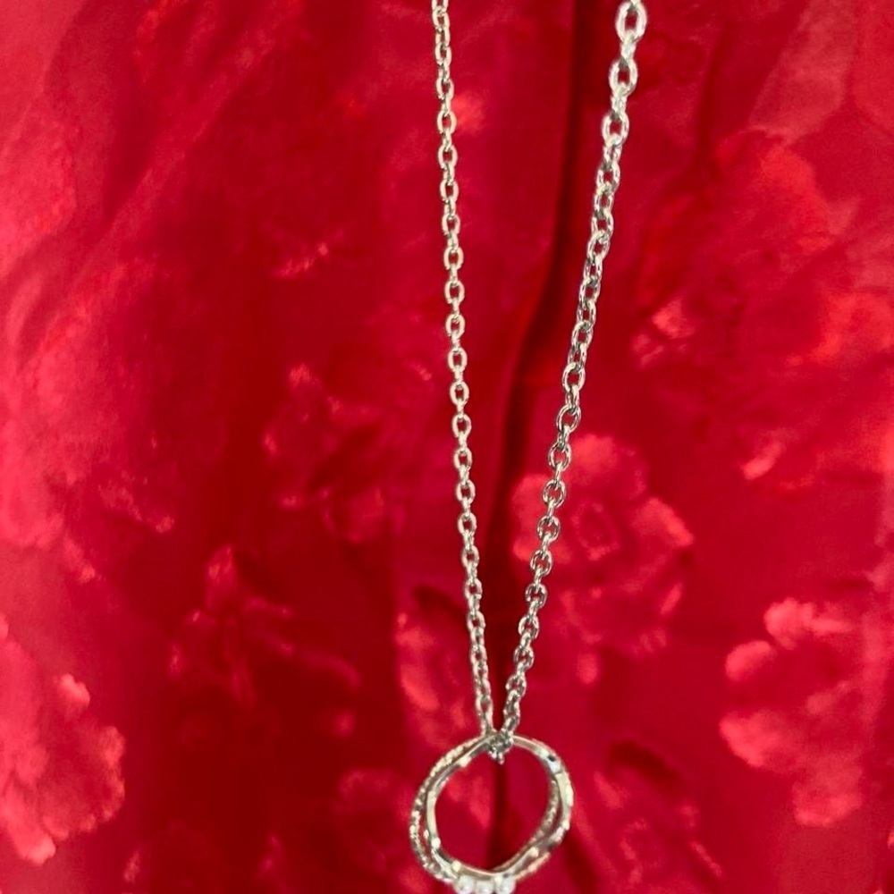 Silver tone 3 ring knecklace with pearls